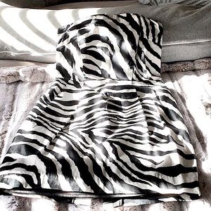 EXPRESS STRAPLESS ZEBRA PRINT DRESS W/POCKETS SIZE 2.